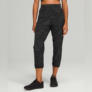 NWT Adapted State HR Jogger Crop (Size 4 — H3DC Camo)